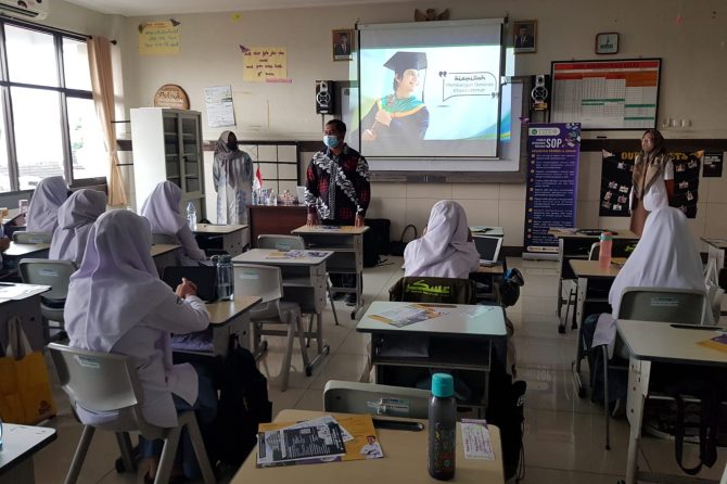 Fakultas Kedokteran Gigi Unissula Sosialisasikan Kesehatan Gigi dan Mulut Kepada Siswa SMA Hidayatullah